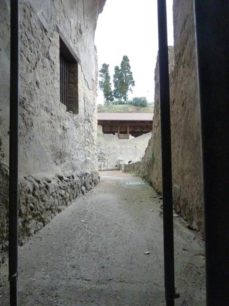 Ins. Orientalis I, 1a, Casa di M. Pilius Primigenius Granianus, Herculaneum, September 2015. Looking east along entrance corridor.